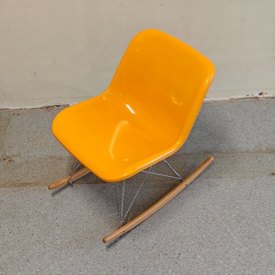 Vintage Houtoku/Artifort Rocking chair – Plastic, Metal (photo 3 of 11)