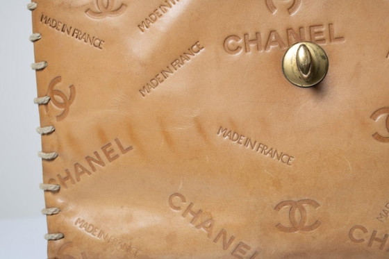 Image 1 of Bolso Chanel XL de piel marrón repujada con solapa y cadena.