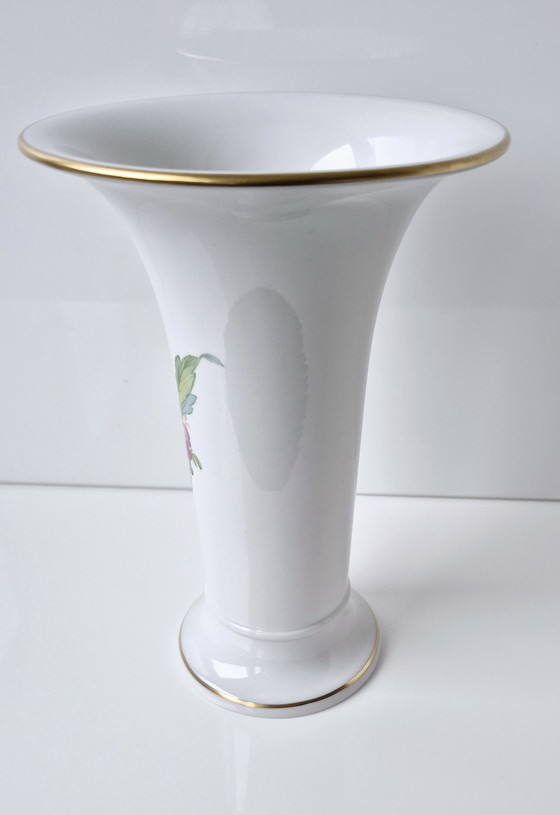 Image 1 of Vaso KPM Berlin, decorazione floreale con bordi dorati, dipinto a mano, 19,3 cm