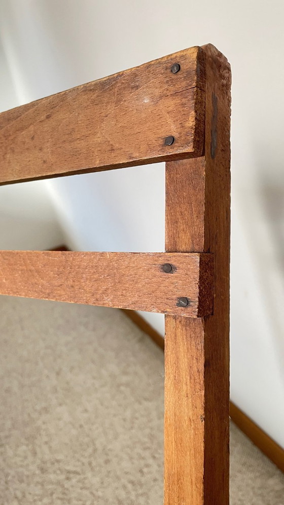 Image 1 of Antieke opklapbare houten stoel, een praktische en geometrische zitplaats. We zijn helemaal gecharmeerd van deze antieke stoel.