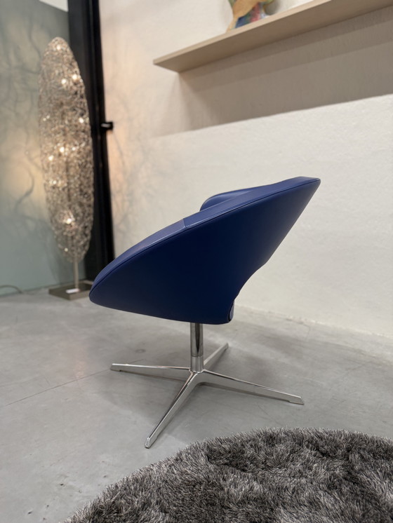 Image 1 of Sillón giratorio Varier Peel Club de cuero azul