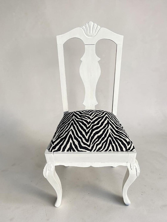 Chaise de salle à manger portugaise baroque ancienne en bois et tissu zébré, revisitée au style contemporain. (photo 7 of 19)