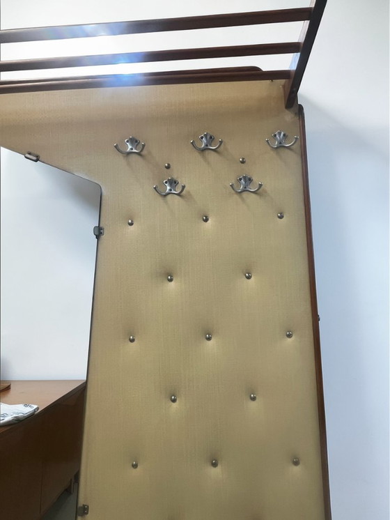 Image 1 of Century Garderobe mit Spiegel & Ablage – 50er 60er Vintage Flurgarderobe Holz Messing Hutablage Rockabilly-Wandgarderobe 