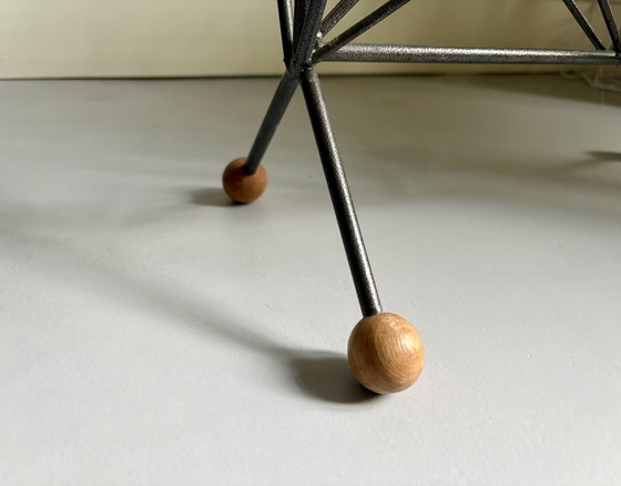 Image 1 of Mooi vintage metalen tijdschriftenrek op bolle houten pootjes 