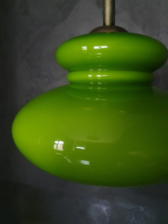 Image 1 of Lampe suspendue de l'ère spatiale / Mid Century d'un vert profond avec un abat-jour en verre opalin.