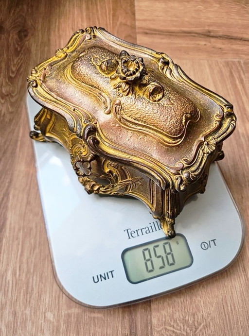 Zeldzame antieke geheime doos in rococo-stijl (Lodewijk XV) van verguld brons met sleutel, gewicht 858 g