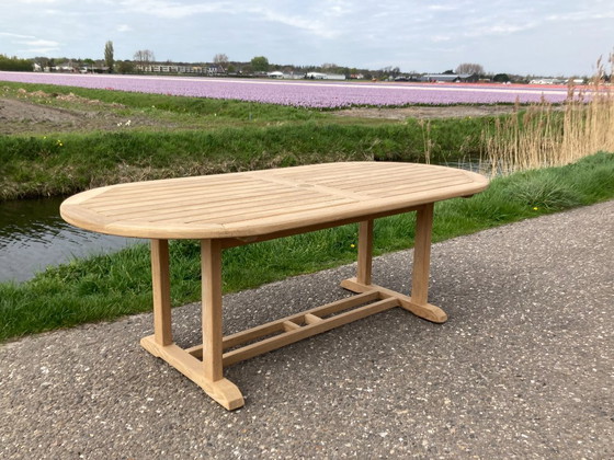 Image 1 of Gloster eleganter ovaler Teak-Gartentisch - wie NEU -