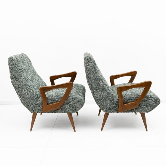 Image 1 of Een paar Italiaanse fauteuils in mid-century modern stijl met sculpturale houten armleuningen.