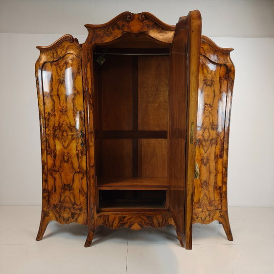 Image 1 of Gran armario/armario italiano antiguo en forma de bomba