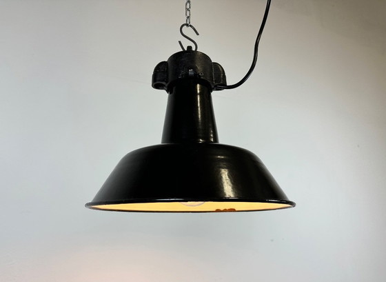 Image 1 of Industrielle Fabriklampe aus schwarzem Emaille mit gusseisernem Aufsatz, 1960er Jahre