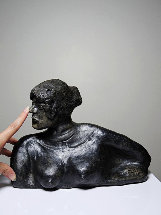 Image 1 of Keramikbüste einer Frau aus dem 20. Jahrhundert, ein nicht identifiziertes Kunstwerk.