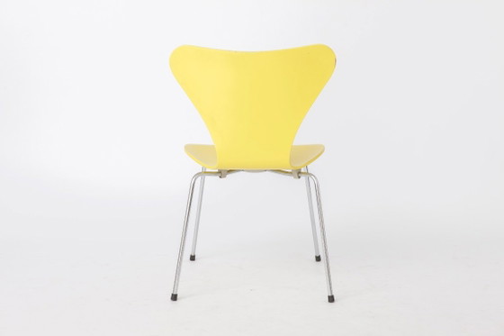 Chaise Arne Jacobsen Série 7 Modèle 3107 | Chaise de salle à manger jaune Fritz Hansen | Classique du design (photo 5 of 11)