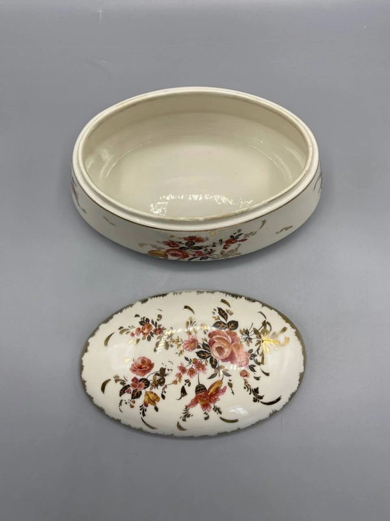 Ovale Schmuckdose aus undurchsichtigem Porzellan, verziert mit vergoldeten Rosen und Rankenornamenten, mit (photo 3 of 7)