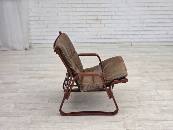 Image 1 of Fauteuil lounge norvégien des années 1970, revêtement en cuir marron.