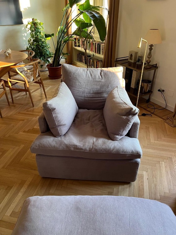 Image 1 of 2 poltrone e 1 pouf di Timothy Oulton.