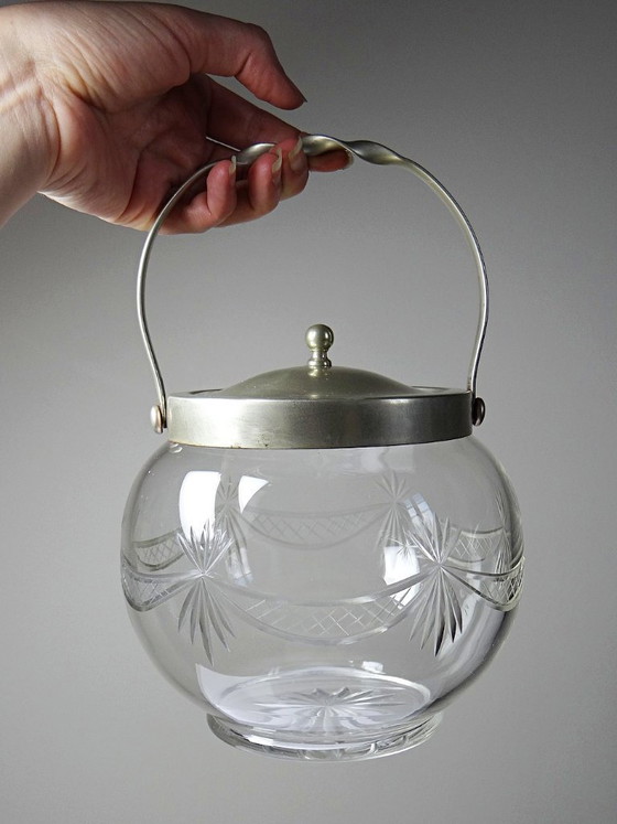 Image 1 of Vaso/bonbonniere antico boemo a forma di bolla in cristallo inciso e metallo argentato, 1920-1940.