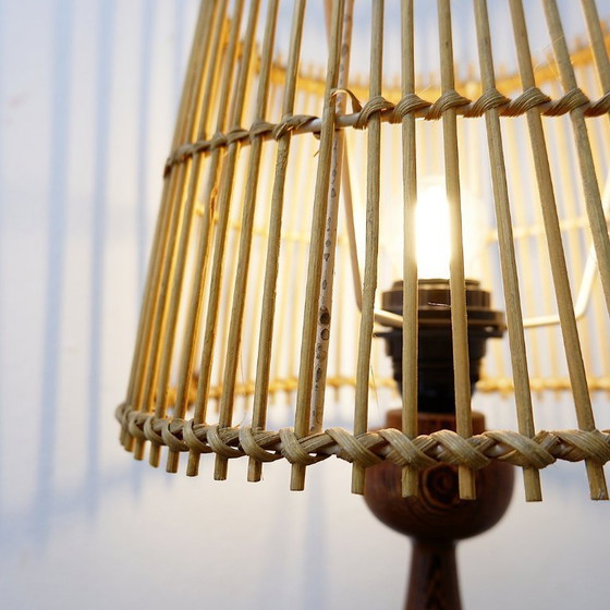 Image 1 of Lampada da tavolo in legno a forma di birillo con paralume in bambù, anni '60