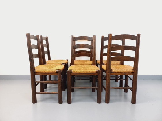 Image 1 of Set van 6 vintage brutalistische stoelen van Georges Robert, gemaakt van hout en stro, uit de jaren 50 en 60.