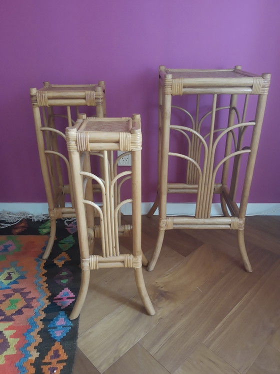 Splendido set vintage italiano anni '70 di 3 tavolini laterali in rattan e bambù, tavolini per piante e (photo 9 of 9)
