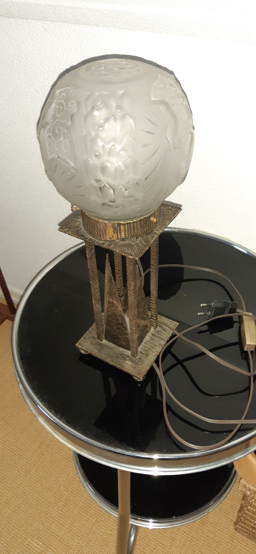 Art-Deco-Lampe. Höhe 35 cm. Auf dem Schirm signiert.