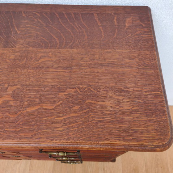 Image 1 of Cassettiera/comò vintage in legno rustico, stile Queen Anne