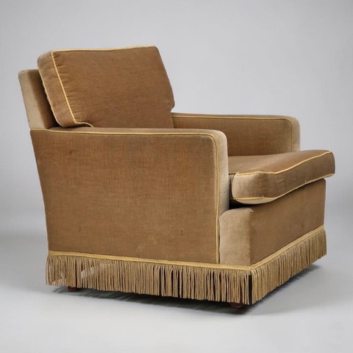 Deense fauteuil uit de jaren 70, bekleed met honinggeel meubelvelours.