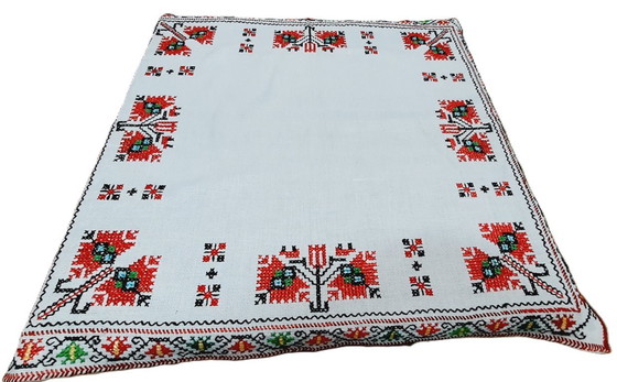 Image 1 of Nappe carrée vintage brodée à la main 63 x 63 cm