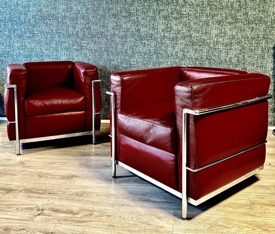 Image 1 of 2 vintage LC2 Le Corbusier stoelen in rood leer, Italië, jaren 80
