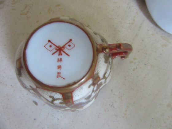 Image 1 of Tazza da tè e piattino orientali antichi, rossi e dorati, contrassegnati sul fondo.