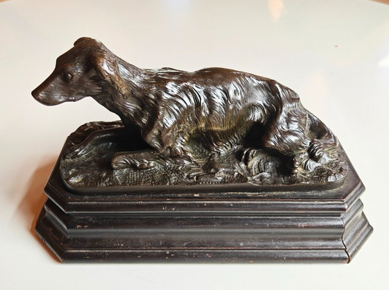 Perro tumbado. Escultura en latón fundido. – Brass, Wood (photo 4 of 10)