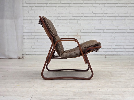 Image 1 of Fauteuil lounge norvégien des années 1970, revêtement en cuir marron.