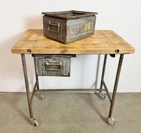 Image 1 of Vintage industriële werktafel op wielen, jaren 60