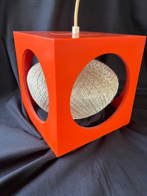Suspension cube vintage, design futuriste Richard Essig, cube pop art rouge des années 70