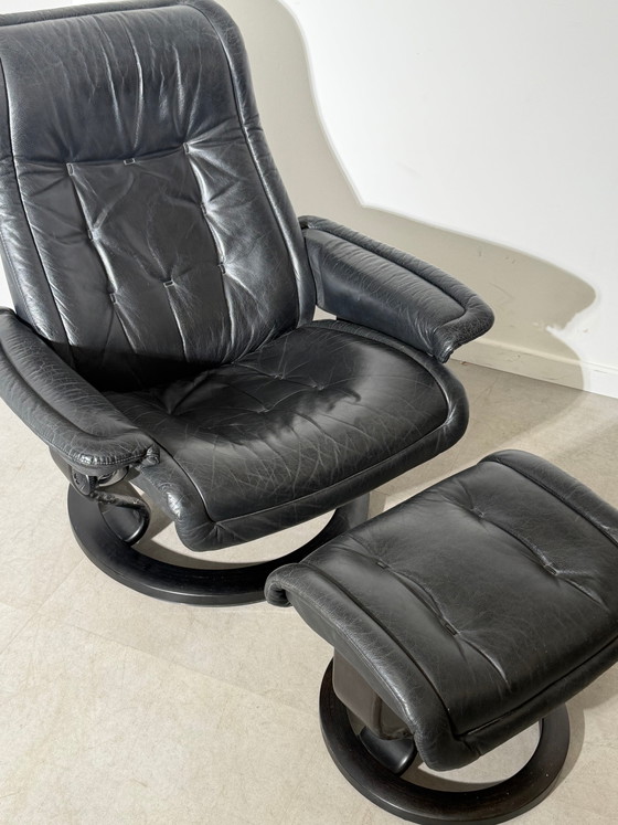 Poltrona relax nera Stressless con poggiapiedi – Poltrone relax (photo 2 of 7)