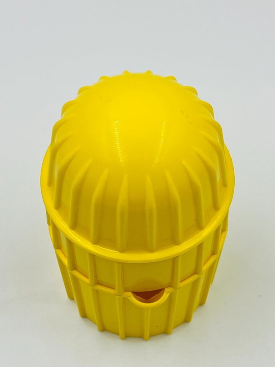 Modernistischer, geschnitzter, geriffelter Zitronenpresser – Küchenzubehör, Plastic (photo 4 of 8)