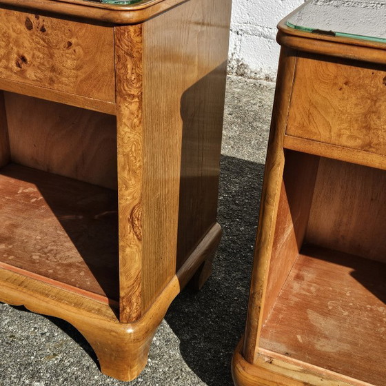 Image 1 of 2 tables de chevet Art déco françaises anciennes - Ensemble de 2 tables de chevet en loupe de bois et verre - Années 30
