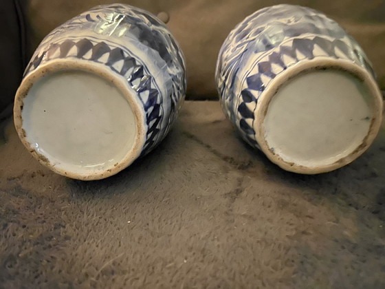 Image 1 of 2 antieke blauw witte  geribbelde Japanse Imari vazen 32cm