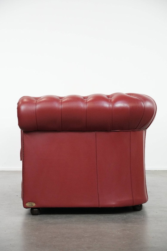 Image 1 of Divano Chesterfield inglese in pelle di mucca da 2,5 posti in uno splendido colore rosso
