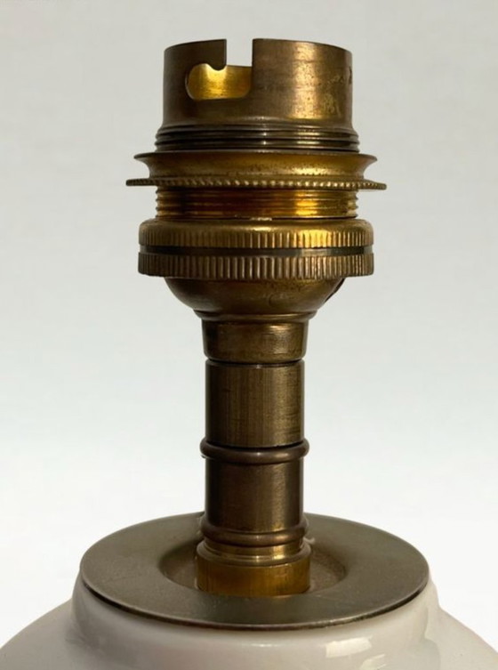 Image 1 of Lampe en porcelaine de Limoges peinte à la main – Décor automobile ancien – Abat-jour à franges