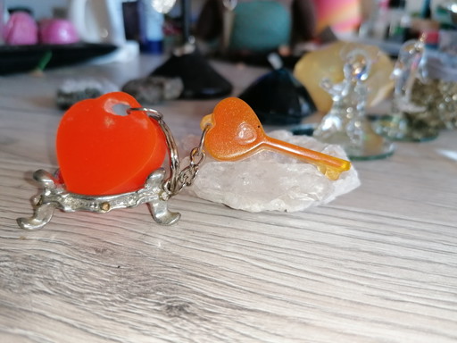 Resina epossidica, ciondolo "fatto in casa" (chiave e cuore) – decoratieve objecten, Metal, Plastic (photo 2 of 6)