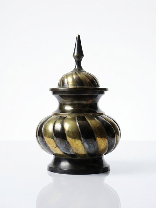Olla artesanal india antigua con tapa de latón retorcido, de los años 60 a los 80.
