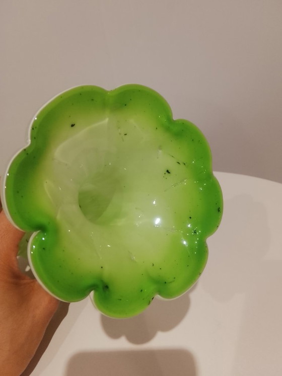 Image 1 of `Vintage Uranium Glas Vaas - Licht Groen op met UV - ZONDER LAMP`  