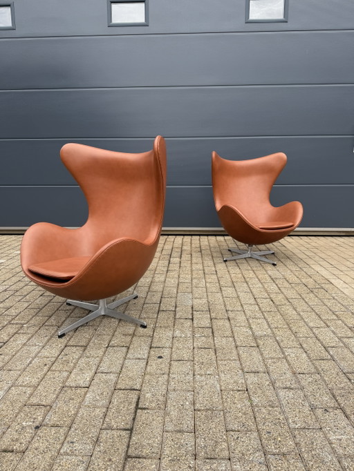 2 poltrone Egg Chair di Fritz Hansen degli anni '60 in pelle color cognac, in condizioni perfette!