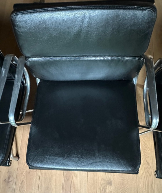 Vitra Eames Soft Pad Ledersessel x 3 (EA 208), Konferenzstuhl, Aluminium, Schwarz (Foto 4 von 10)