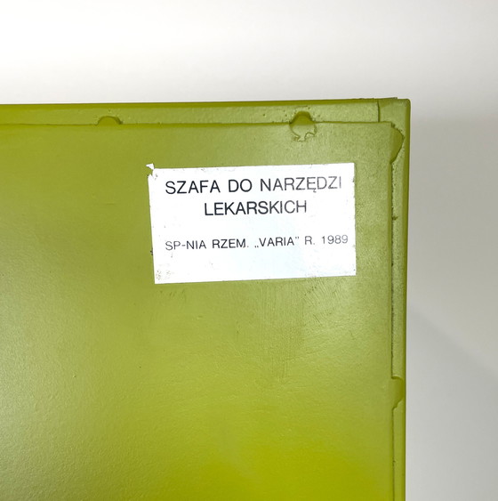 Image 1 of Vetrina da dottore vintage, verde ridisegnata