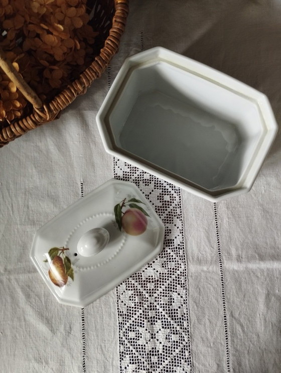 Image 1 of Antieke achthoekige terrine van wit porselein met veelkleurige fruitdecoratie.