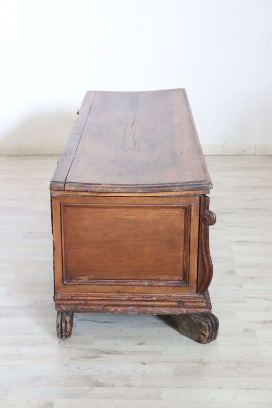 Image 1 of Arcón de mantas antiguo de nogal, Italia Principios del siglo XVIII