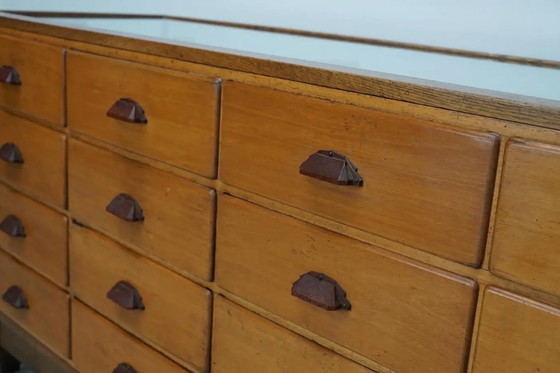 Image 1 of Antieke Britse Esdoorn- en Eikenhouten Fourniturenkast / Winkeltoonbank, 1920/30s