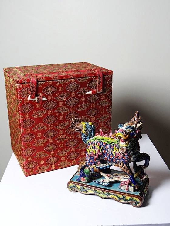 Gesigneerde Chinese polychrome geëmailleerde Jiaozhi keramiek Qilin/Kylin met doos – Vintage (photo 3 of 15)