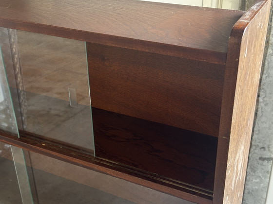 Bibliothèque moderniste en bois à portes vitrées coulissantes – Années 60 – Bibliothèque années 60, Wood (photo 7 of 14)